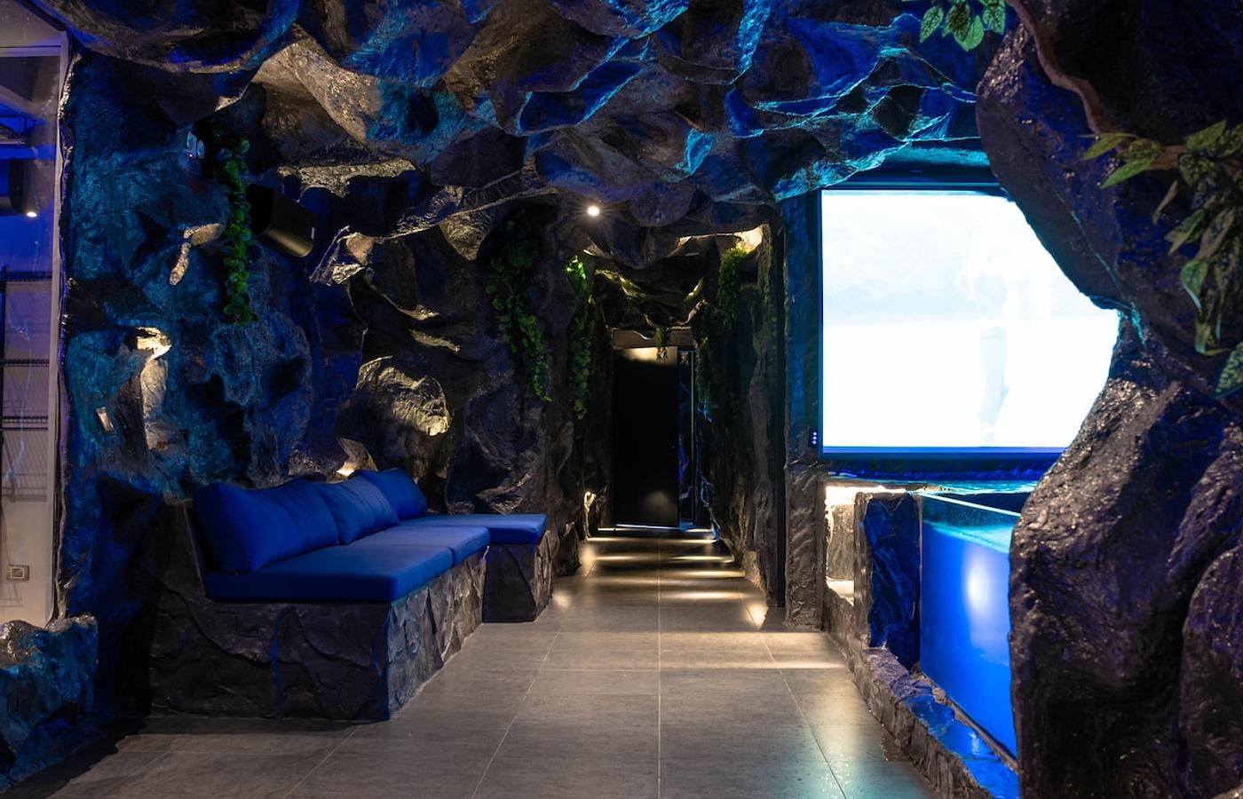 La Rock • 5BR King Bed Cave + Jacuzzi @ Lleras photo 1