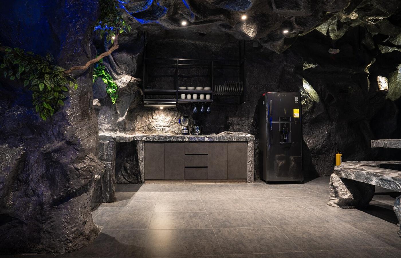 La Rock • 5BR King Bed Cave + Jacuzzi @ Lleras photo 3