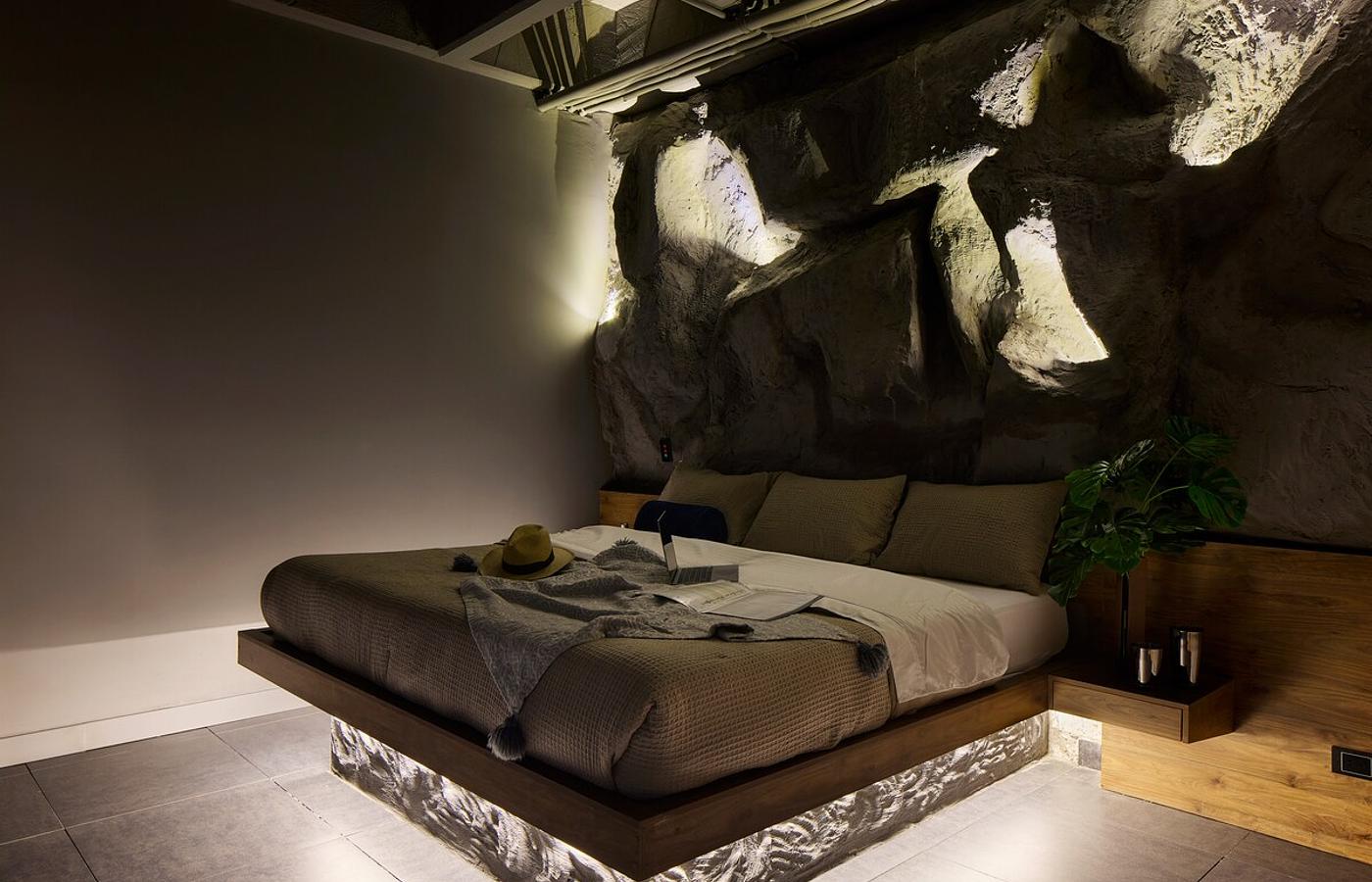 La Rock • 7BR King Bed Cave + Jacuzzi @ Lleras photo 4