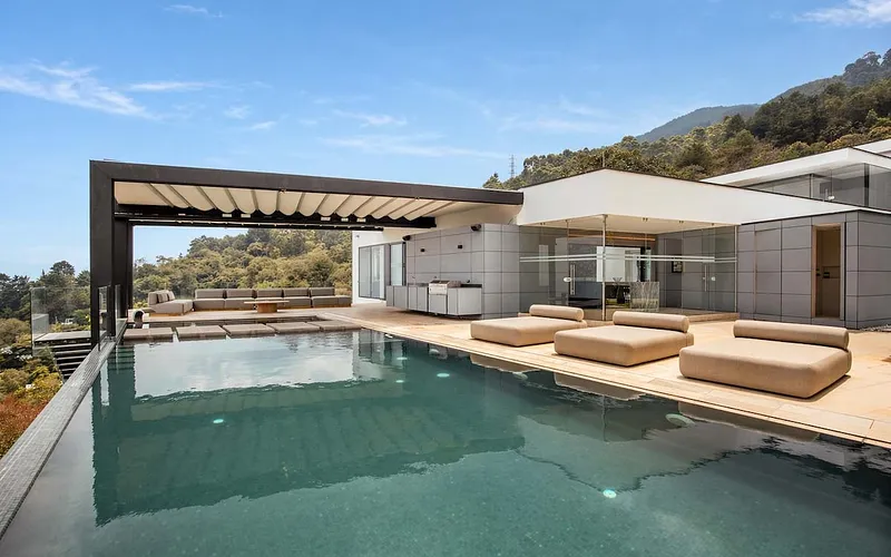 Luxury Skyline Villa with Pool photo 2