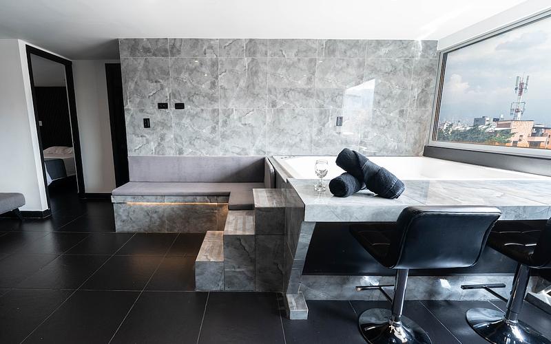 VIP Jacuzzi Suite • AC + City Views photo 5
